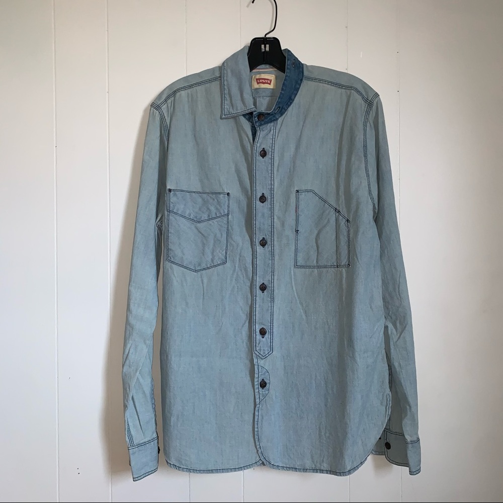 Men’s Levi’s long sleeve denim button down shirt